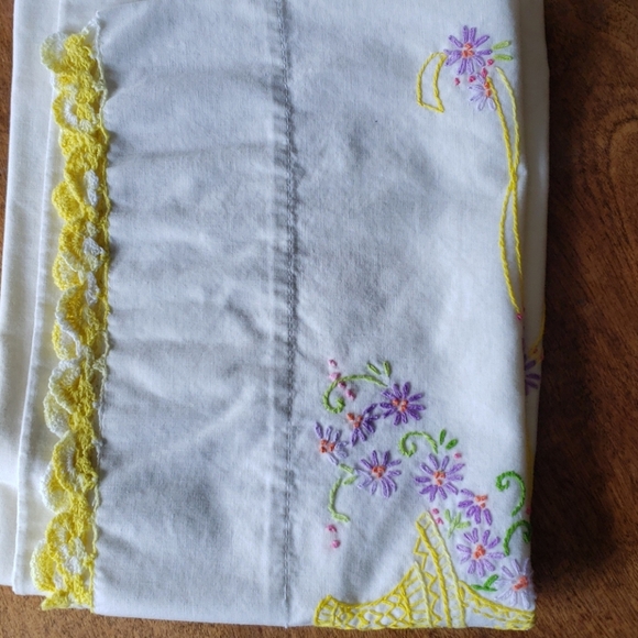 Vintage hand embroidered pillowcase. - Picture 2 of 12